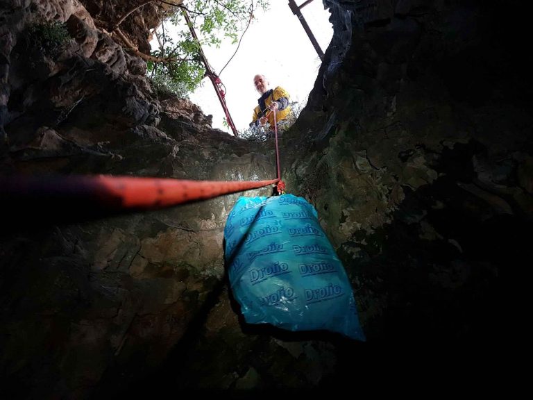 Με εντολή Εισαγγελέα  απομακρύνθηκαν τα ευρήματα  που παραπέμπουν σε μαύρη μαγεία  από το σπήλαιο στο Πετροχώρι Θέρμου