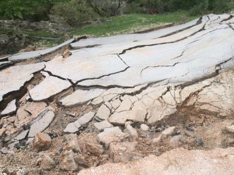 Πρέβεζα:  Γεωλογικό φαινόμενο  «εξαφανίζει»  ελαιώνες, δρόμους & αγροτικές εγκαταστάσεις