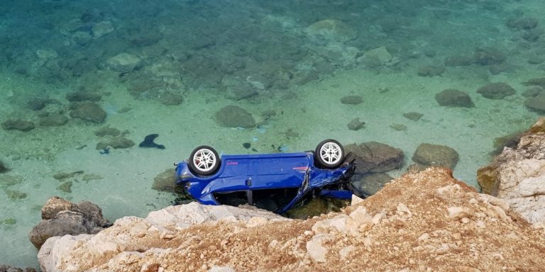 Νεκρός 18χρονος που έπεσε  με το ΙΧ του στη θάλασσα στον Μύτικα