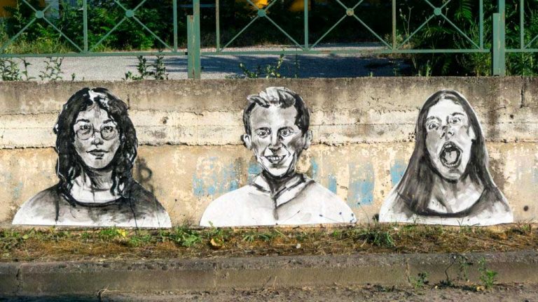 Δεκαοκτάχρονη στο Αμύνταιο αλλάζει την εικόνα  της πόλης ζωγραφίζοντας τους φίλους, συμμαθητές και γείτονές της