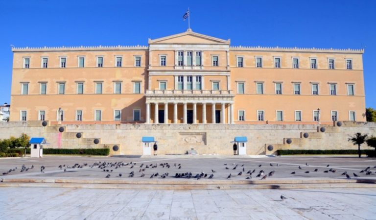 Ο Πρόεδρος της Βουλής παρέλαβε τις υπογραφές για την προστασία της οικογενειακής στέγης από τον Περιφερειάρχη Δυτικής Ελλάδας