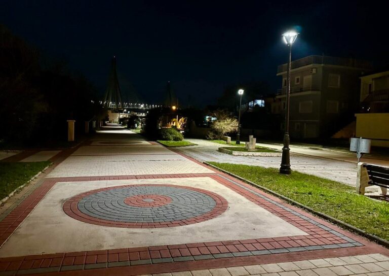 Ναύπακτος: Αναβαθμίζεται ο φωτισμός στην πλατεία Χορμόβα και τον πεζόδρομο Αντιρρίου